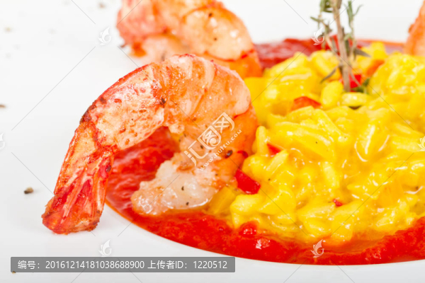 蝦飯板配上新鮮的香菜和奶酪。