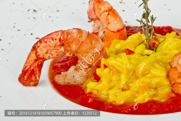 蝦飯板配上新鮮的香菜和奶酪。