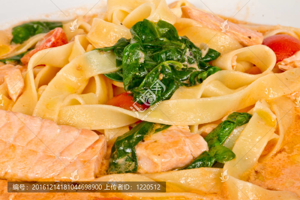奶油意大利面；三文魚；奶酪和歐芹