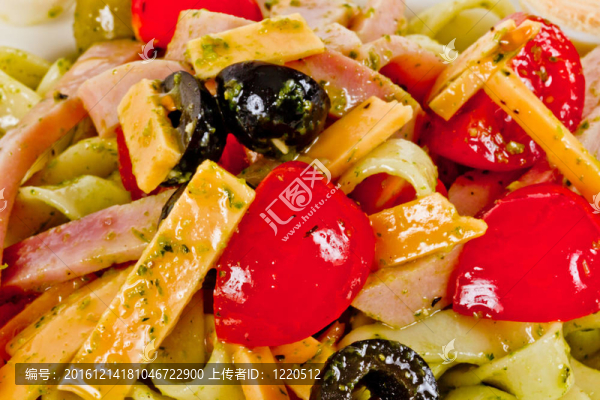 美味的面食照片（tagliatele）臘肉和西紅柿