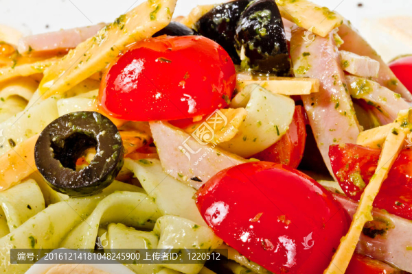 美味的面食照片（tagliatele）臘肉和西紅柿