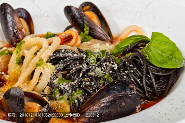 黑面條（用墨魚汁意大利）與shrumps；貽貝、魷魚