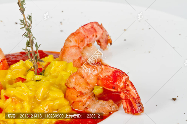 蝦飯板配上新鮮的香菜和奶酪。