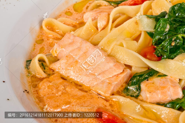 奶油意大利面；三文魚；奶酪和歐芹