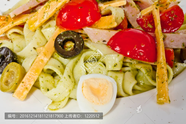 美味的面食照片（tagliatele）臘肉和西紅柿