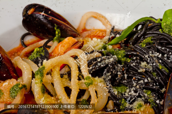 黑面條（用墨魚汁意大利）與shrumps；貽貝、魷魚