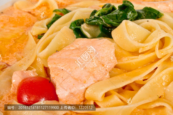奶油意大利面；三文魚；奶酪和歐芹