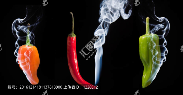 煙從紅辣椒的尖端冒出來(lái)，呈橘紅色和綠色