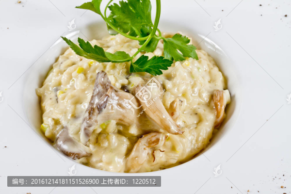 蘑菇燉飯碗。