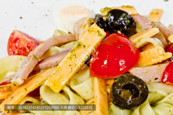 美味的面食照片（tagliatele）臘肉和西紅柿