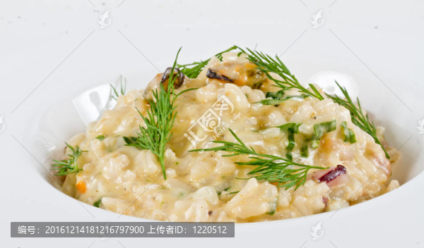 有很多海鮮美味的飯的照片和蒔蘿