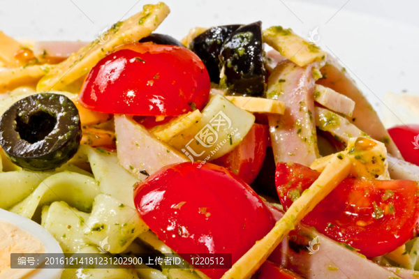 美味的面食照片（tagliatele）臘肉和西紅柿