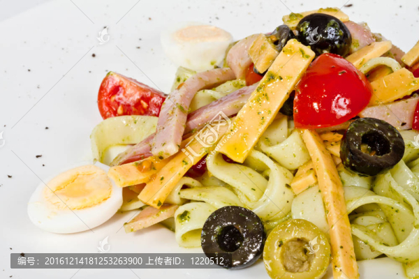 美味的面食照片（tagliatele）臘肉和西紅柿