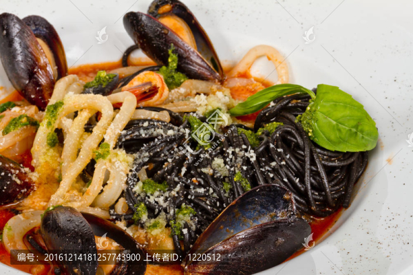 黑面條（用墨魚汁意大利）與shrumps；貽貝、魷魚