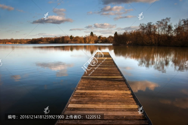 清晰的思考與平靜的湖面釣魚碼頭日落景觀的美麗形象木