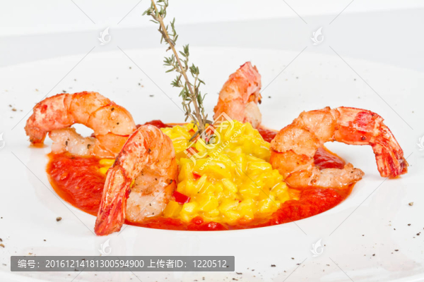 蝦飯板配上新鮮的香菜和奶酪。