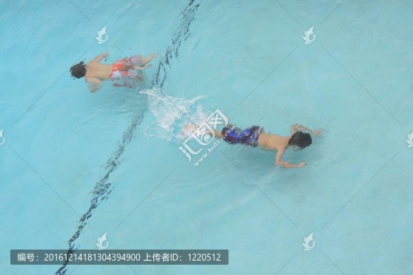 游泳池里的男孩