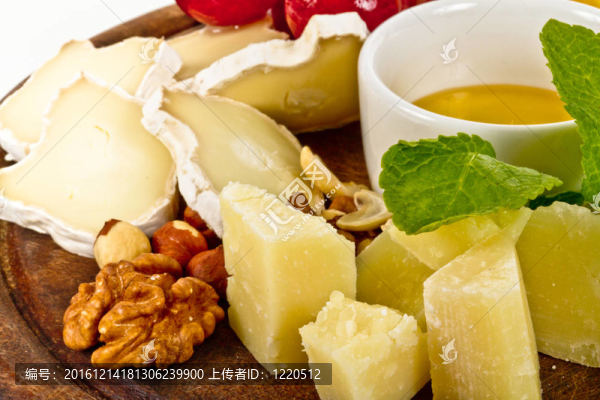 各種帶蜂蜜的奶酪；盤子上的堅(jiān)果和葡萄；在白色上分離