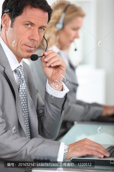 一個帶耳機的男人的肖像
