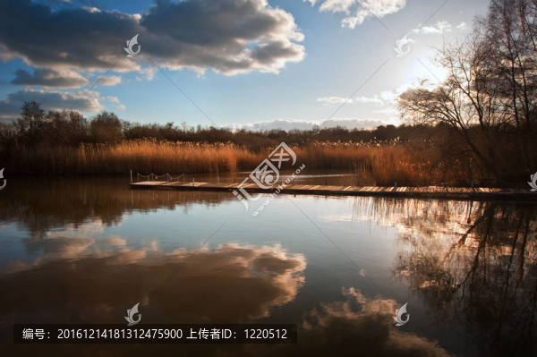 清晰的思考與平靜的湖面釣魚碼頭日落景觀的美麗形象木