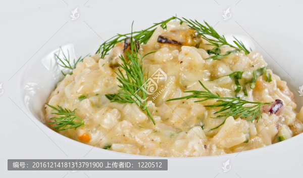 有很多海鮮美味的飯的照片和蒔蘿