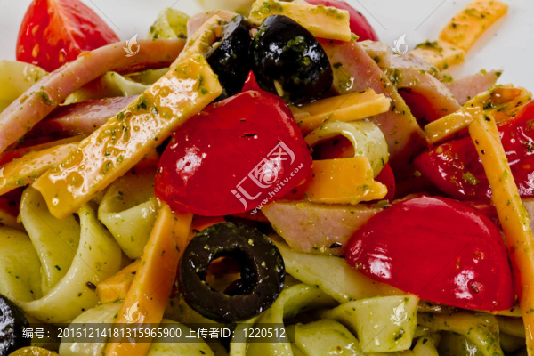 美味的面食照片（tagliatele）臘肉和西紅柿