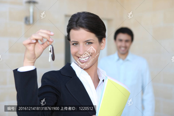 顯示房屋鑰匙的女性啟動(dòng)子