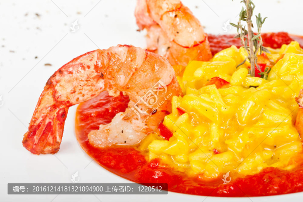 蝦飯板配上新鮮的香菜和奶酪。