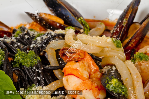 黑面條（用墨魚汁意大利）與shrumps；貽貝、魷魚