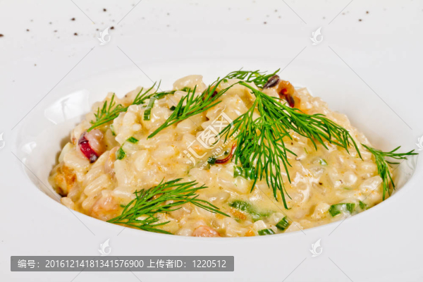 有很多海鮮美味的飯的照片和蒔蘿