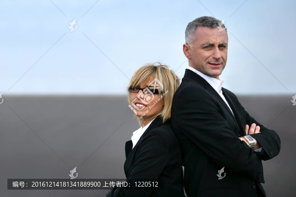 業(yè)務(wù)夫婦回在路上