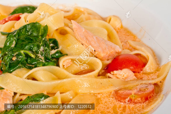 奶油意大利面；三文魚；奶酪和歐芹