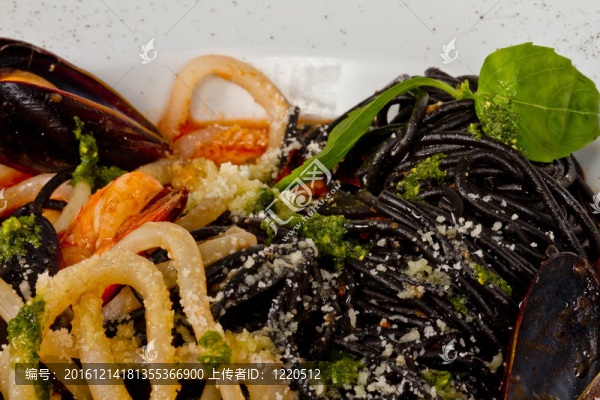 黑面條（用墨魚汁意大利）與shrumps；貽貝、魷魚