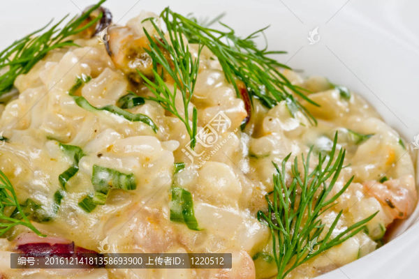 有很多海鮮美味的飯的照片和蒔蘿