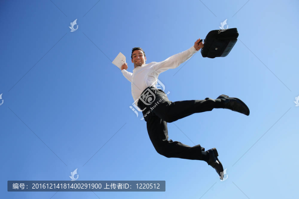 商人在藍(lán)天上跳躍