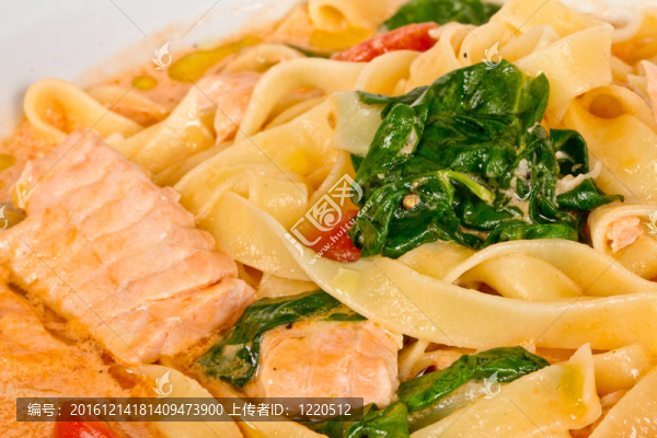 奶油意大利面；三文魚；奶酪和歐芹