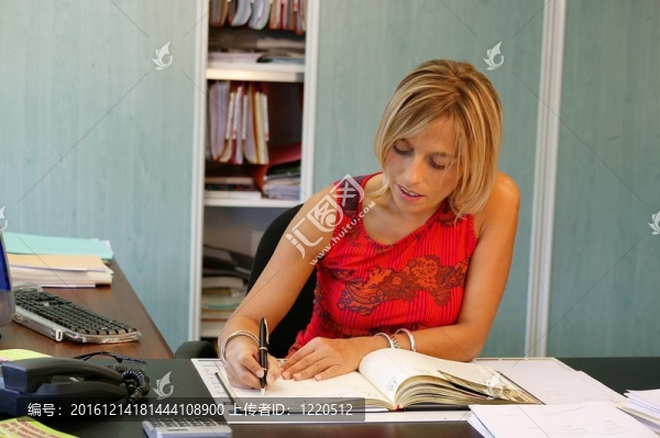 在書桌上寫作的女人