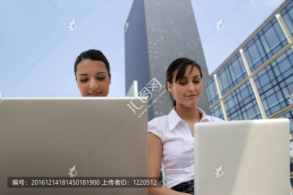 兩個(gè)年輕的企業(yè)家在筆記本電腦上工作