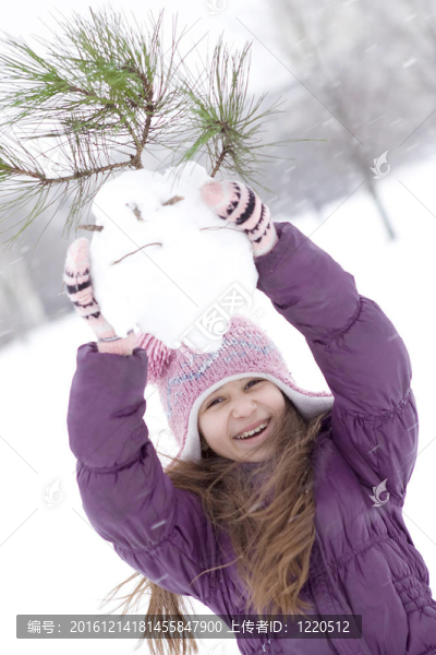 快樂(lè)女孩做雪人