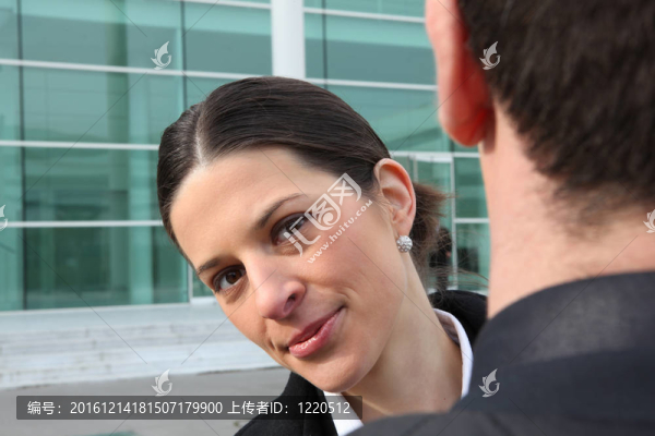 女商人看同事肩膀