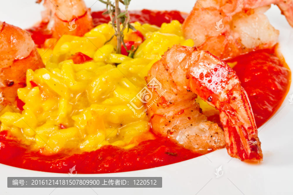 蝦飯板配上新鮮的香菜和奶酪。