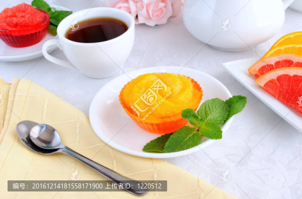 一杯咖啡和橘子果凍和新鮮橘子片