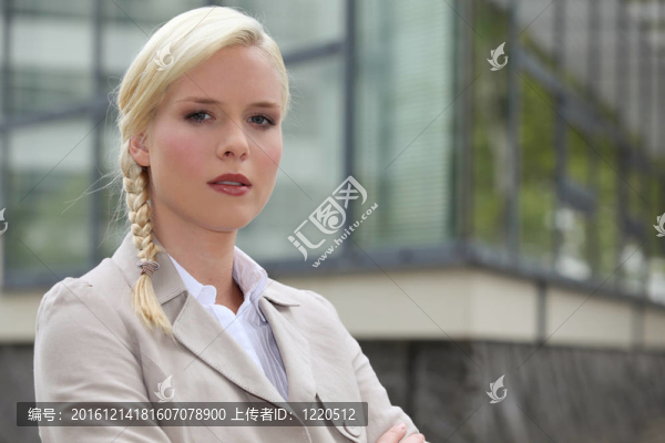 金發(fā)女商人站在樓