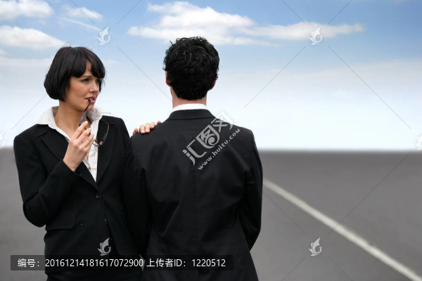 一對站在公路不同方向上的商業(yè)夫婦的概念鏡頭