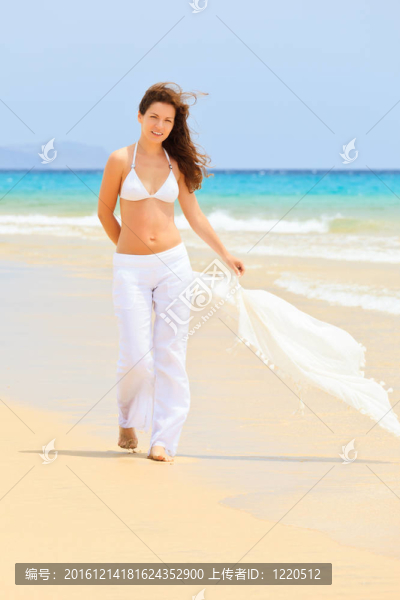 海洋海灘上的年輕女子