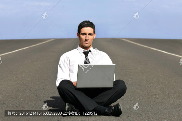 只有人與筆記本電腦在飛機跑道