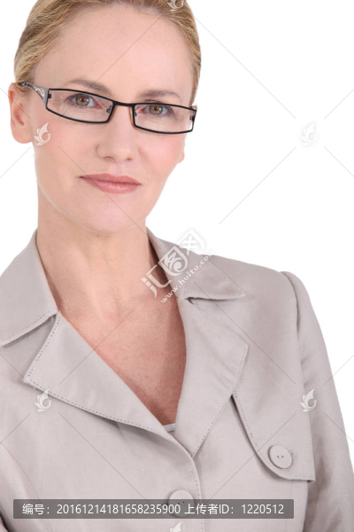 一個金發(fā)的女人戴眼鏡的特寫