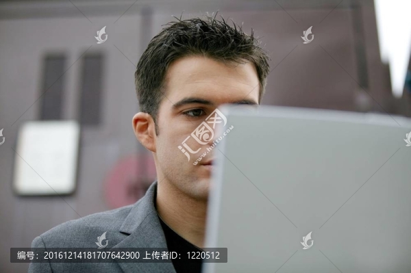 年輕的專業(yè)人士在他的筆記本電腦上工作