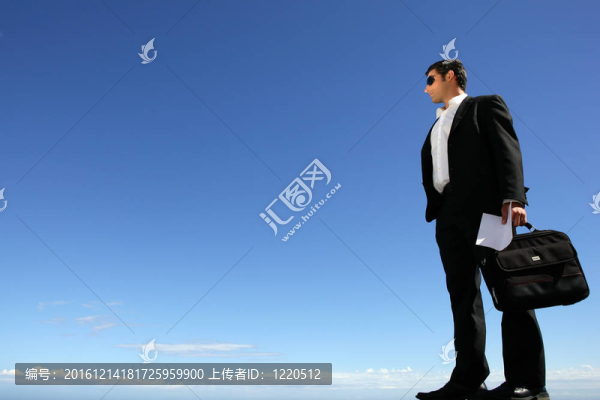 帶太陽鏡和公文包的商人