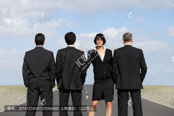 在機(jī)場跑道的商人的商人